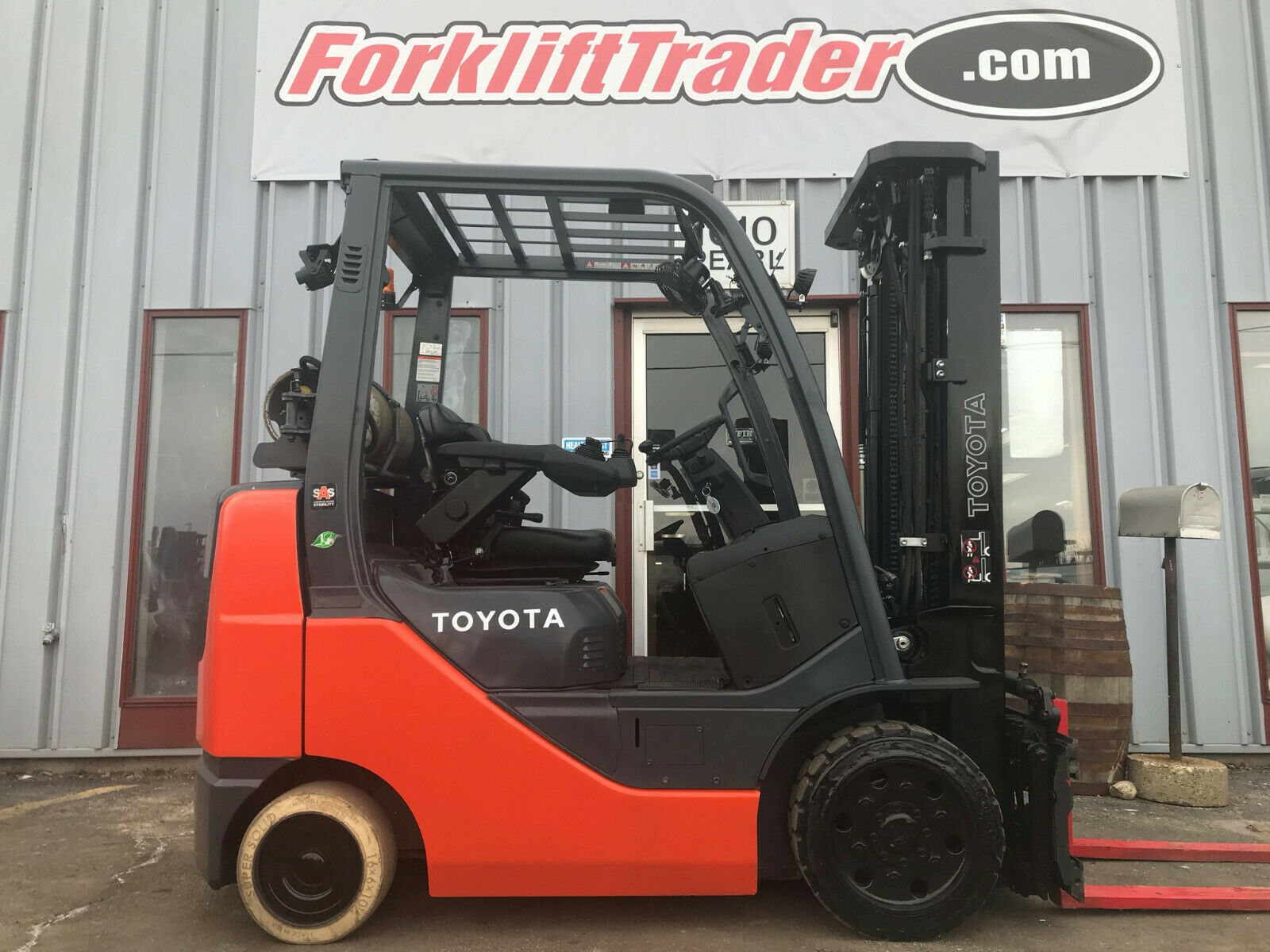 2018 TOYOTA 8FGCU25 5000LB CUSHION TIRE FORKLIFT W SIDE SHIFT FORK 