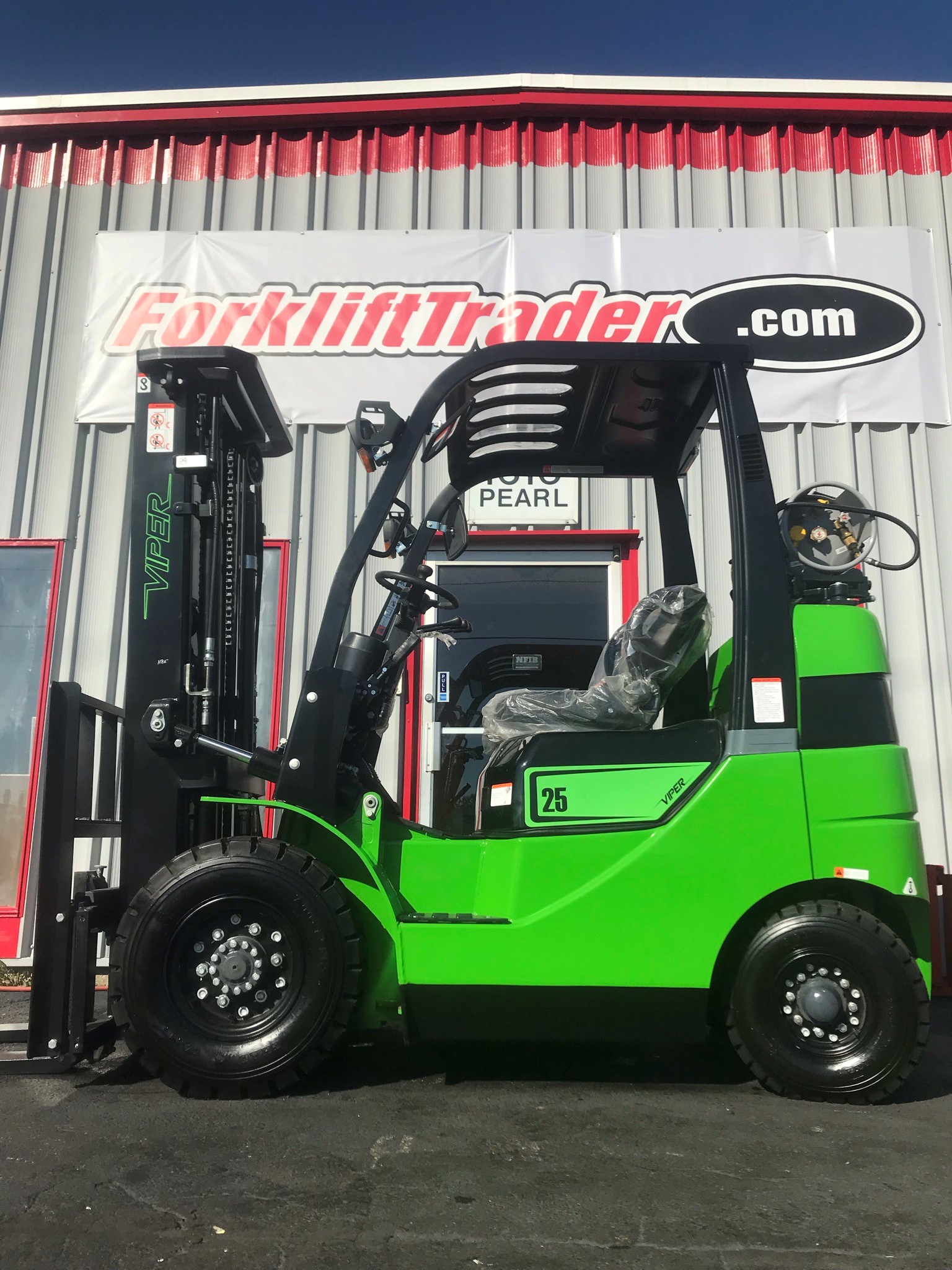 Raised air pneumatic tires green viper forklift for sale