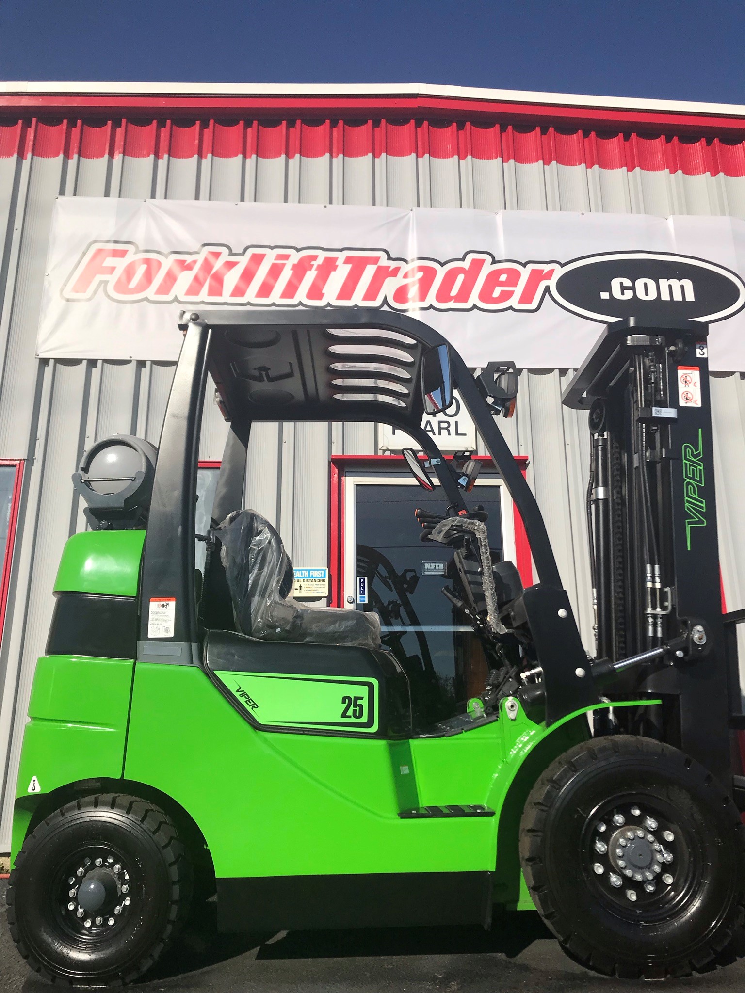 Green viper forklift with 3 stage mast for sale