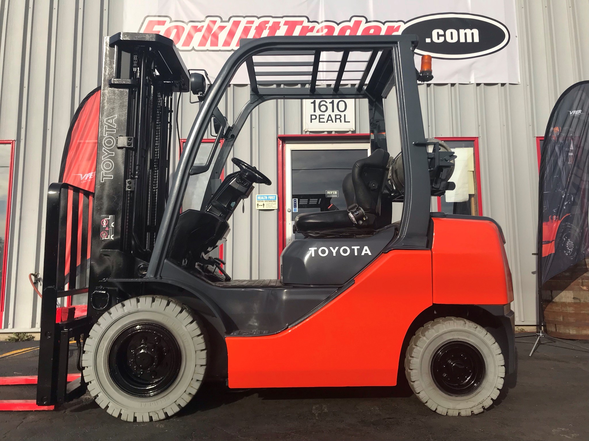 White pneumatic tires 2014 toyota forklift for sale