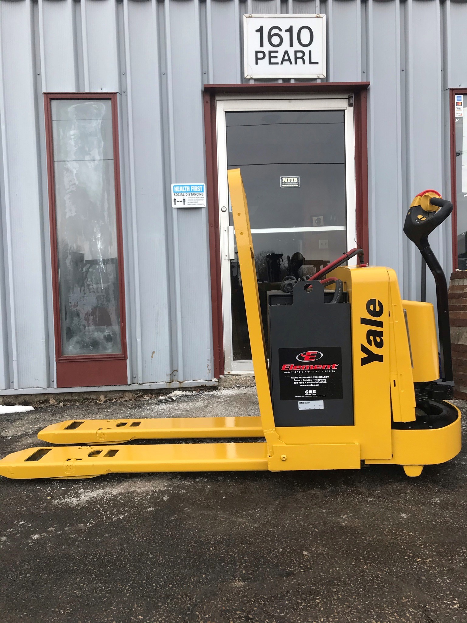 6,000lb capacity yellow yale pallet jack for sale